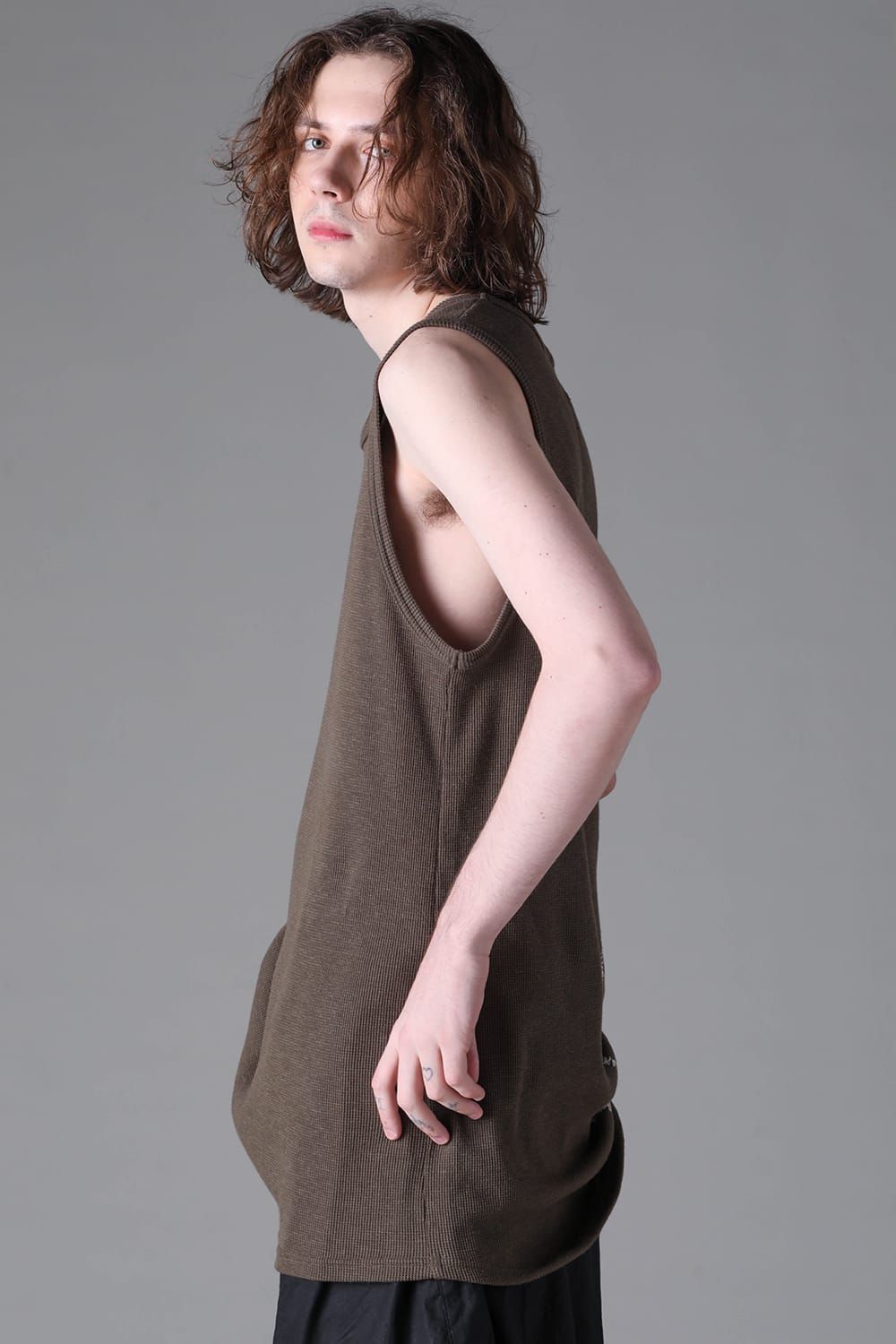 《2026AW先行予約》Back Printed Waffle Jersey Long Tank Top"Black / D.Grey / Ivory /Khaki"バックプリントワッフルジャージーロングタンクトップ"ブラック/ダークグレー/アイボリー/カーキ"