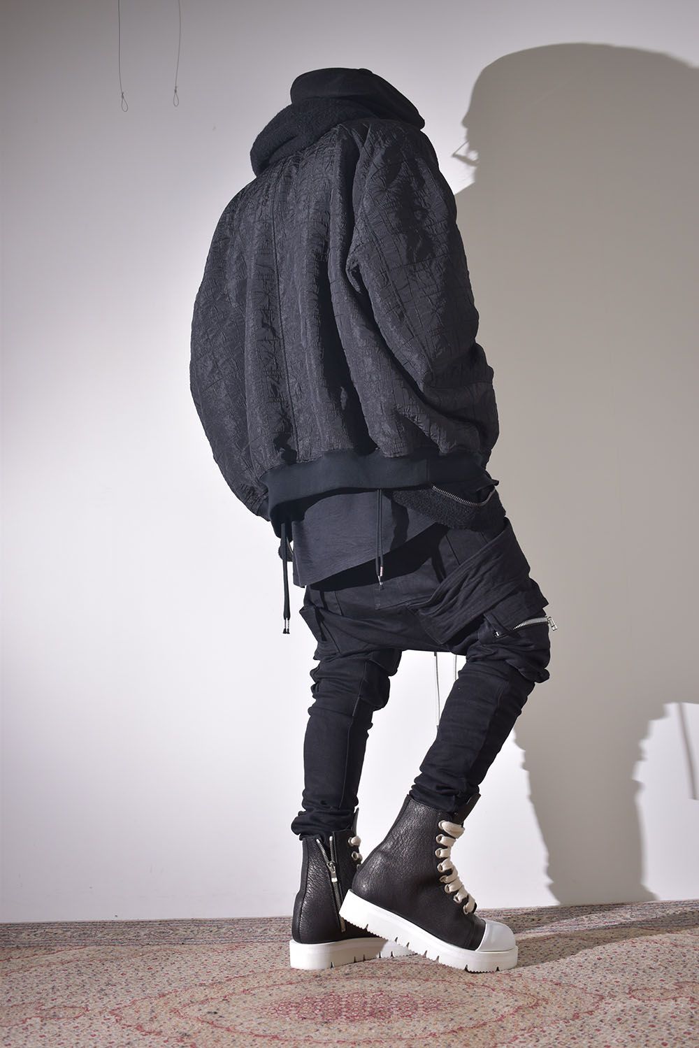 ニットフーディで保温性を確保