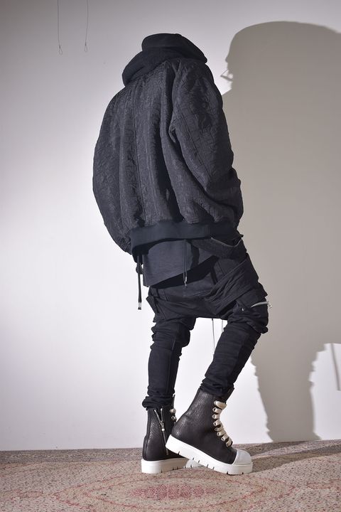 ニットフーディで保温性を確保