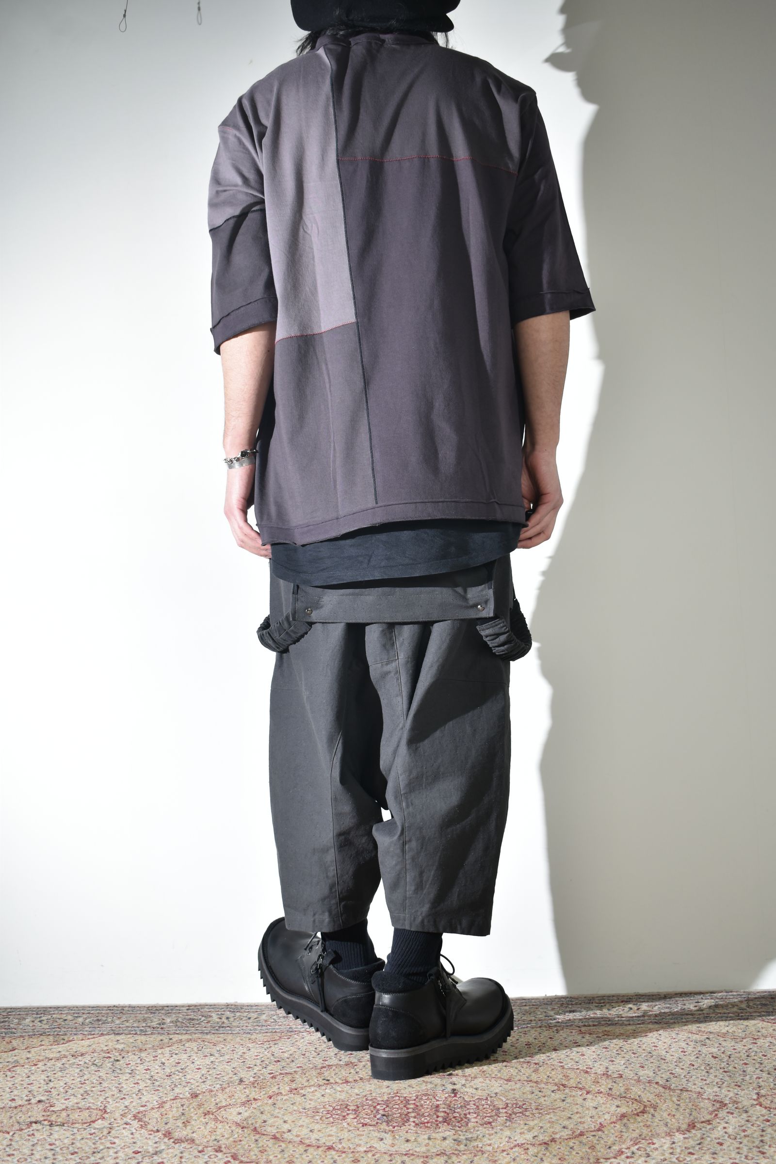 オーバーオールにラフなブルゾン