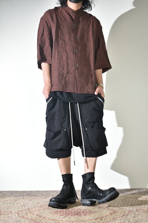 リネンシャツ × ストレッチナイロンショーツ