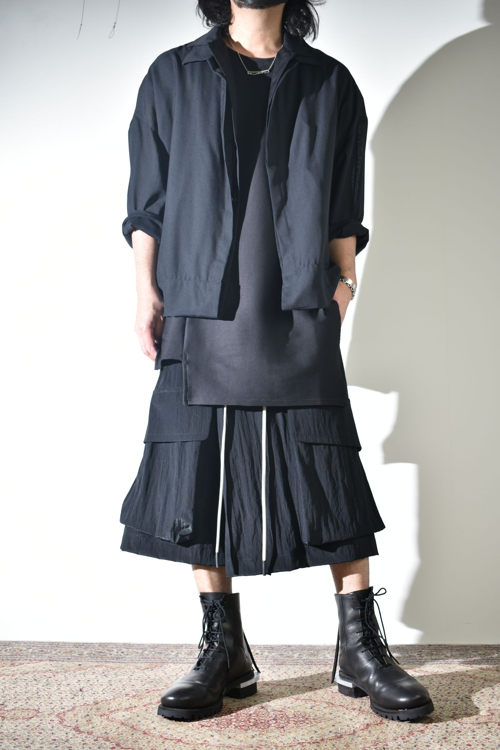 着こなしの幅広いA.F artefactのシャツ