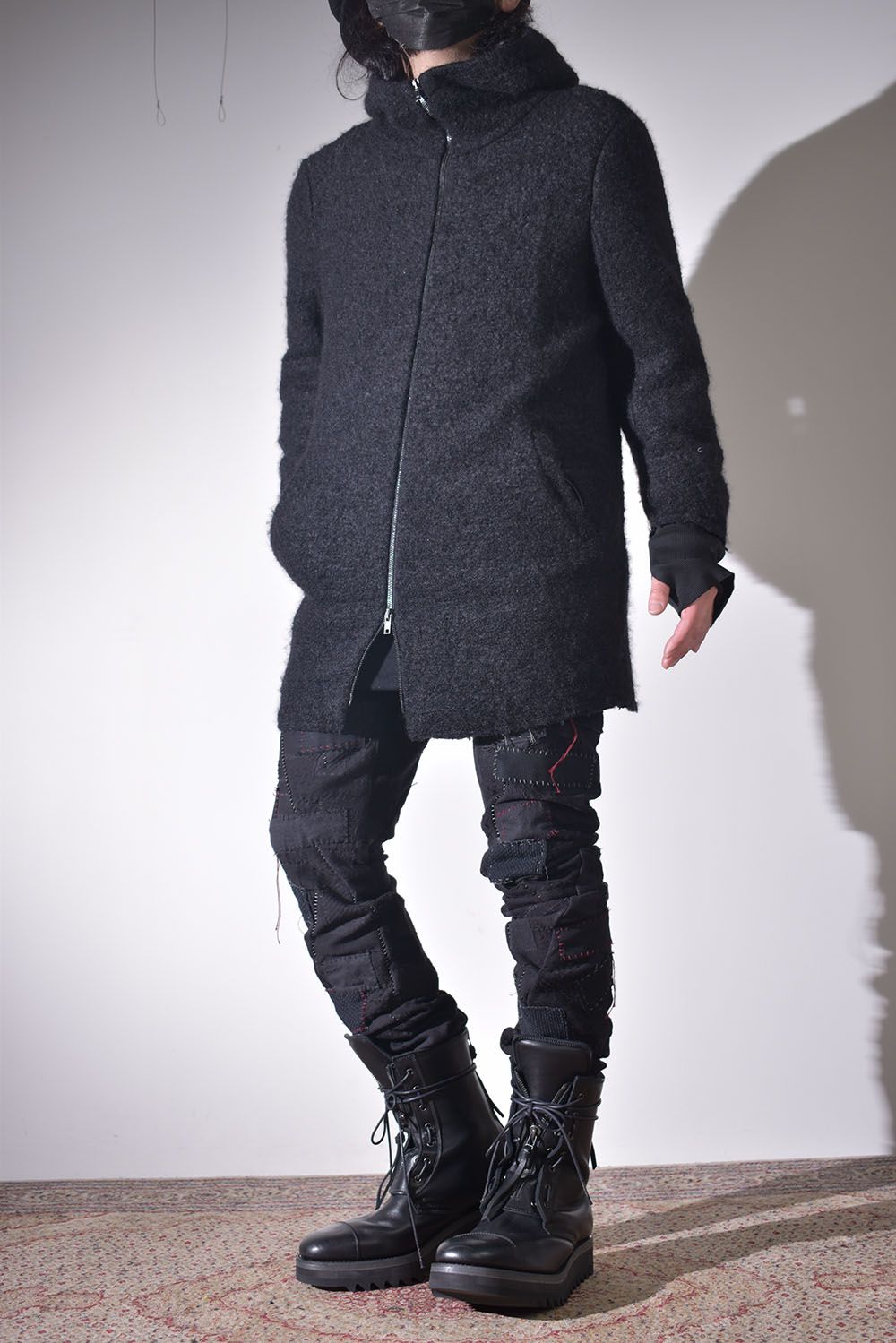 ライトアウターに保温性の高いフーディを差し込む