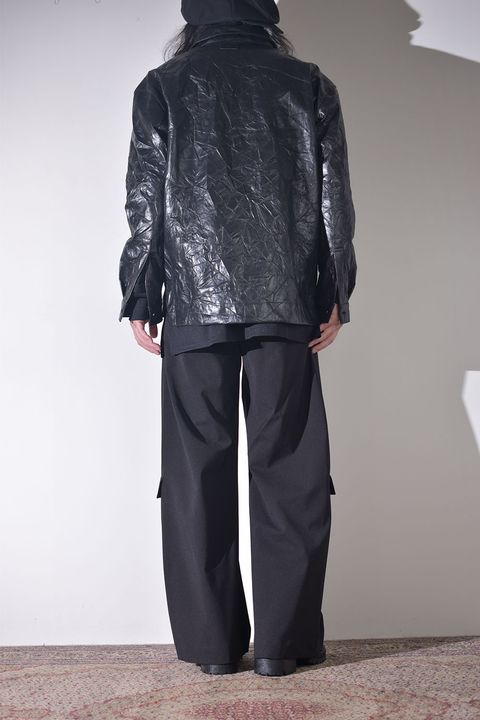 バギーシルエット × シンセティックレザーシャツ