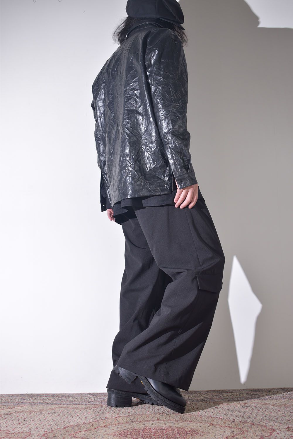 バギーシルエット × シンセティックレザーシャツ