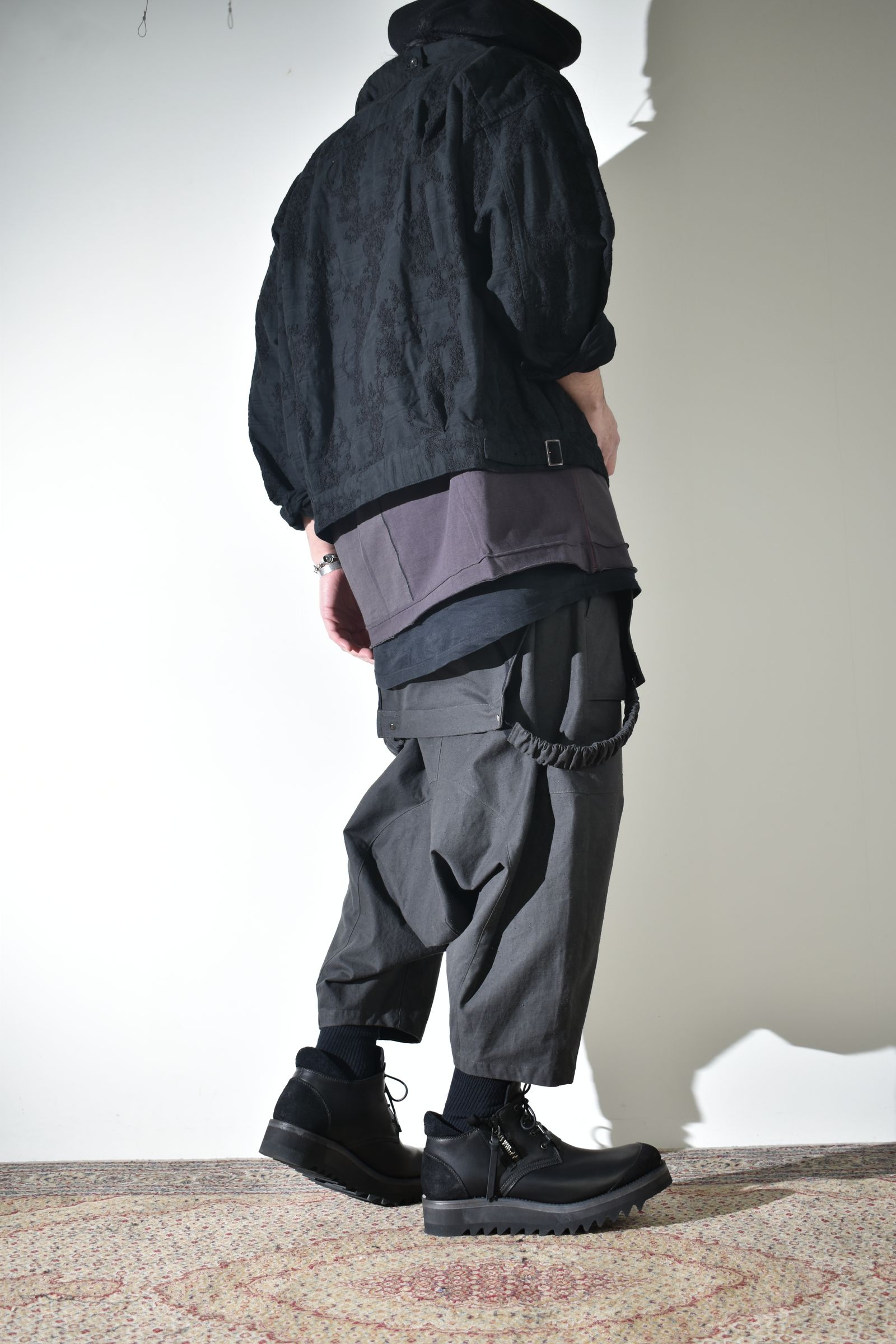 オーバーオールにラフなブルゾン