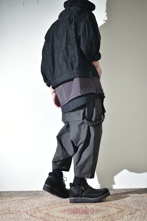 オーバーオールにラフなブルゾン