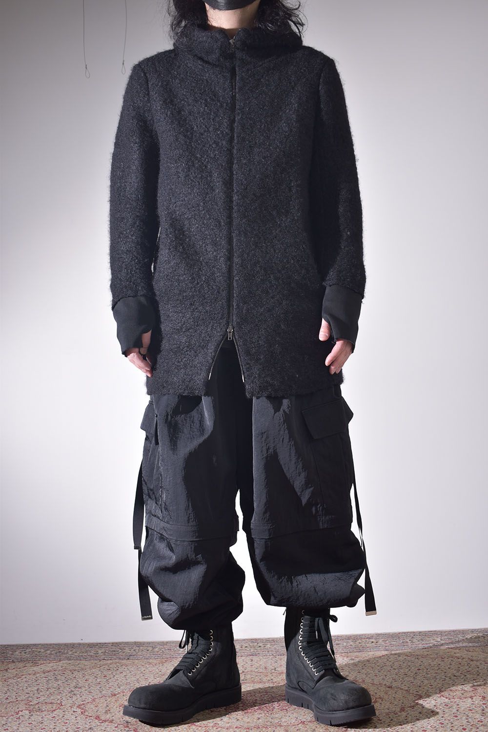 素材の変化で楽しむオールブラック