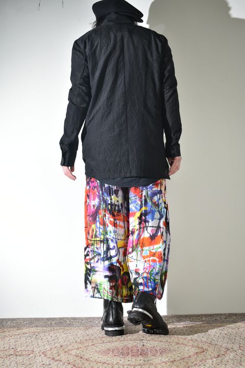 ソリッドなシャツにカラフルなクロップドイージーパンツ