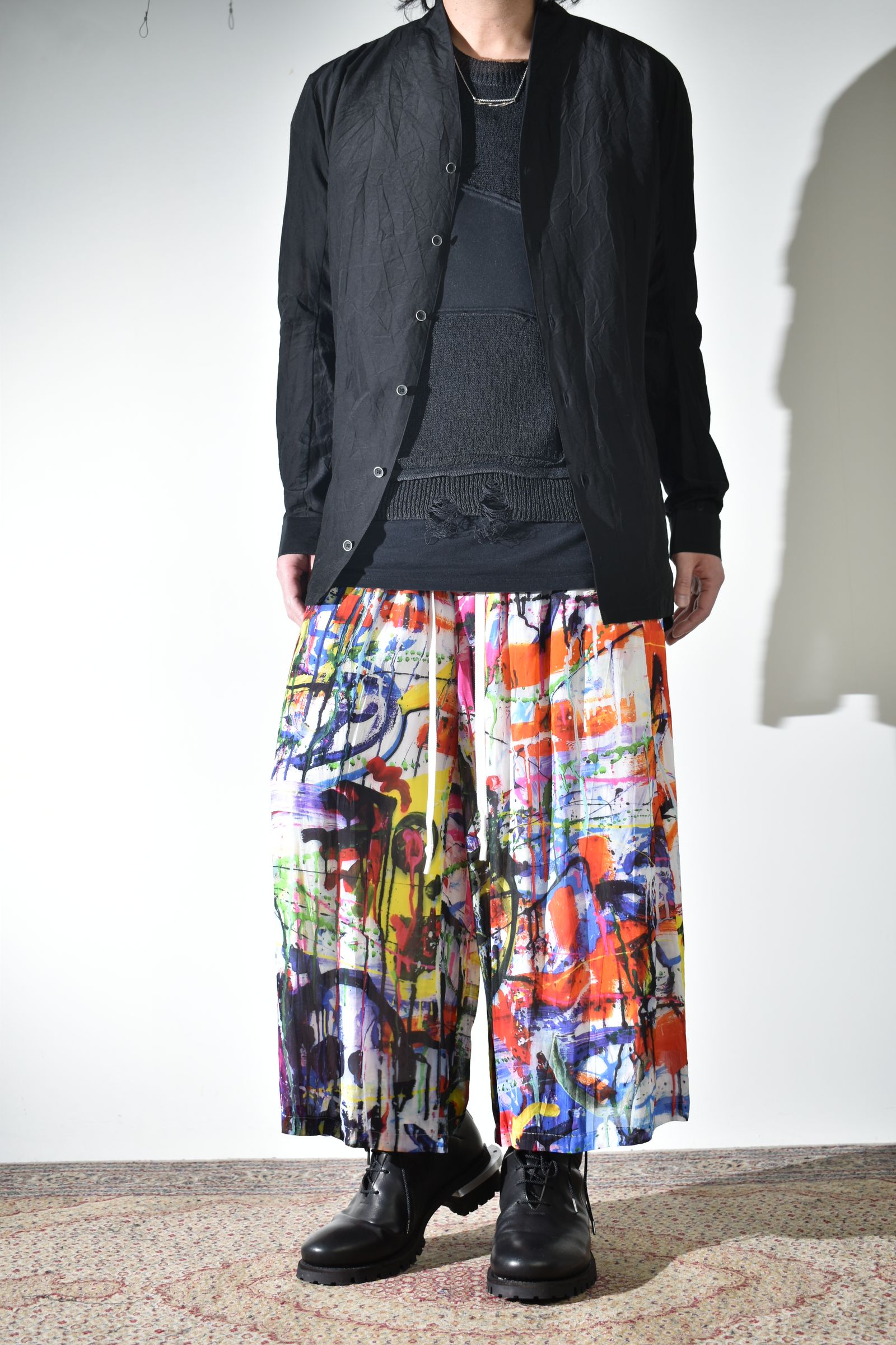 ソリッドなシャツにカラフルなクロップドイージーパンツ