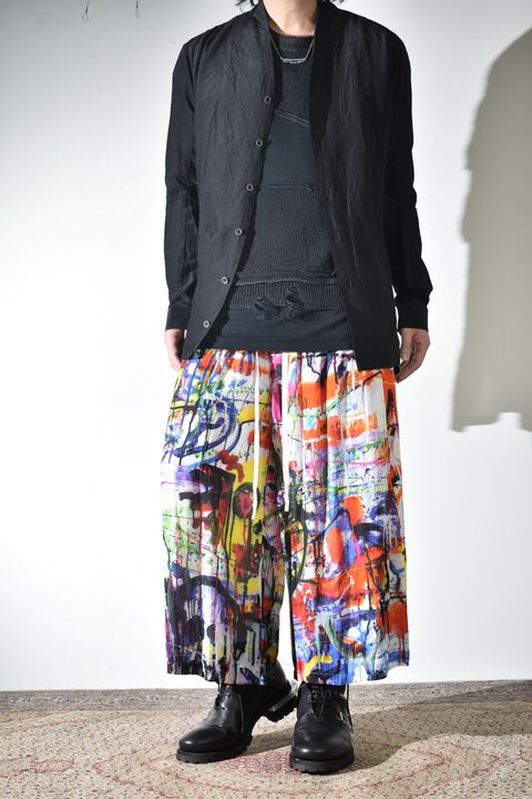 ソリッドなシャツにカラフルなクロップドイージーパンツ