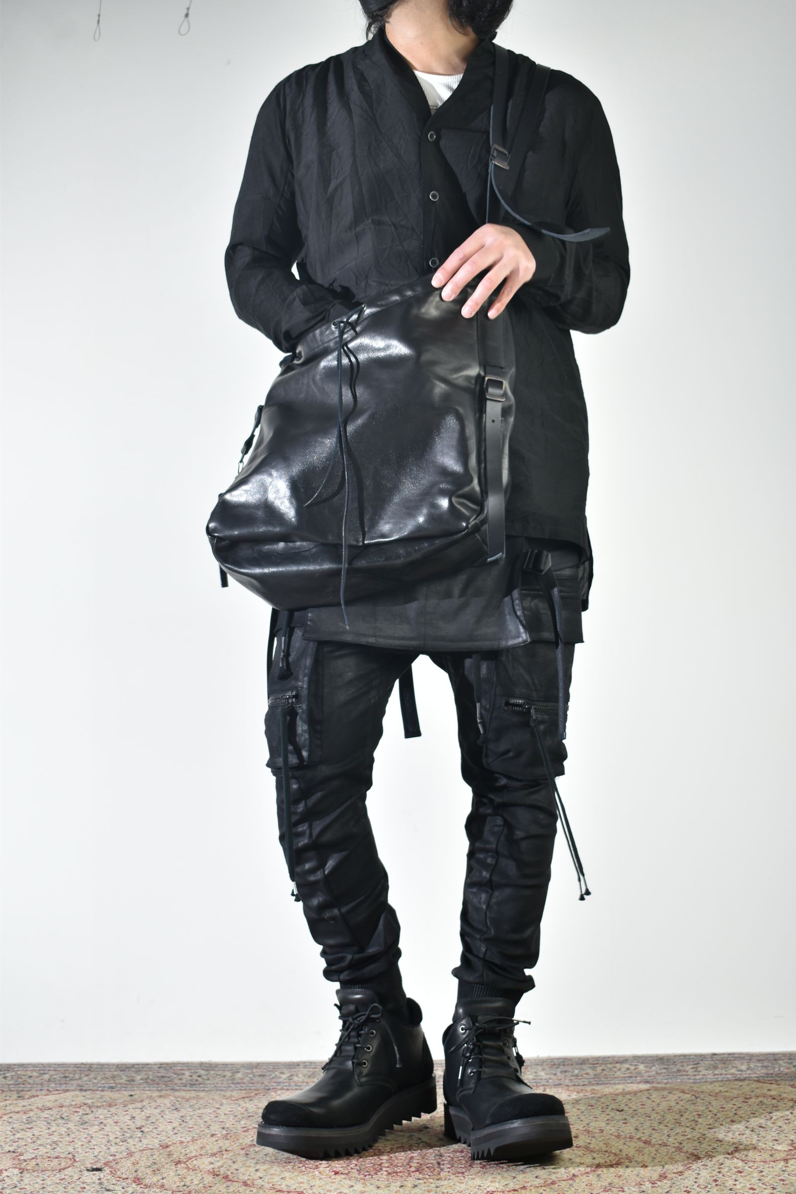 ショールカラーシャツ、インナーは白で