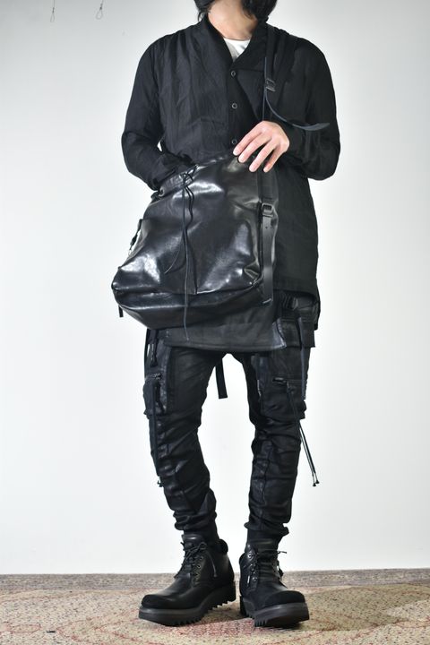 ショールカラーシャツ、インナーは白で