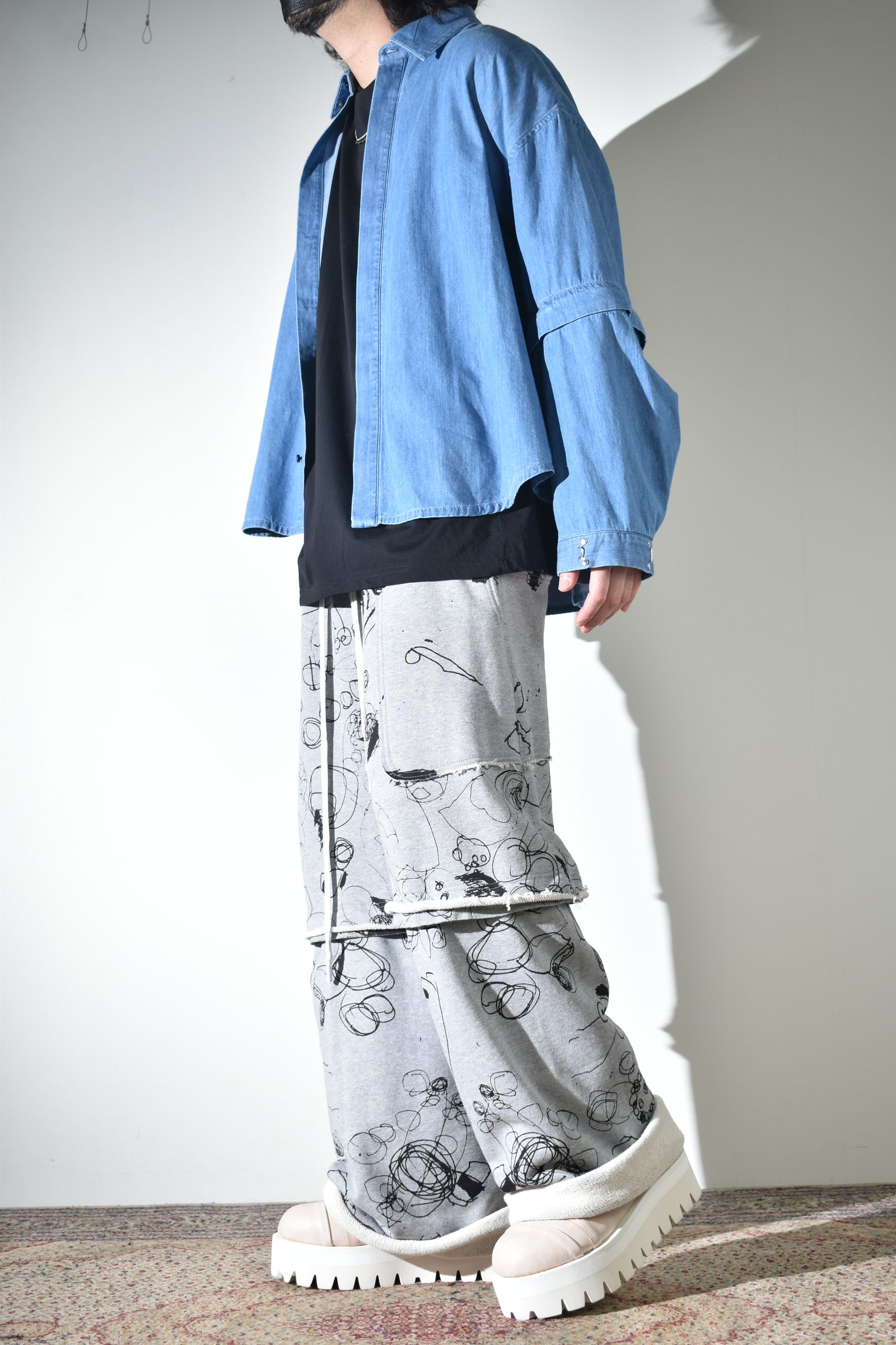 カジュアルだけじゃないデニムシャツ×スウェットパンツ