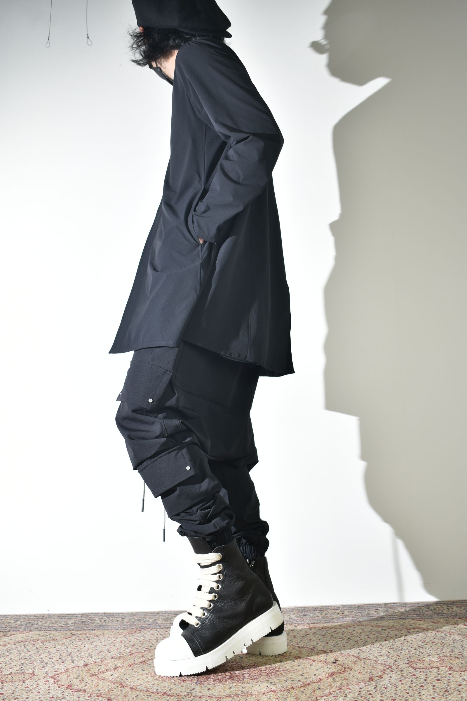 テクニカルな生地感とディテールで