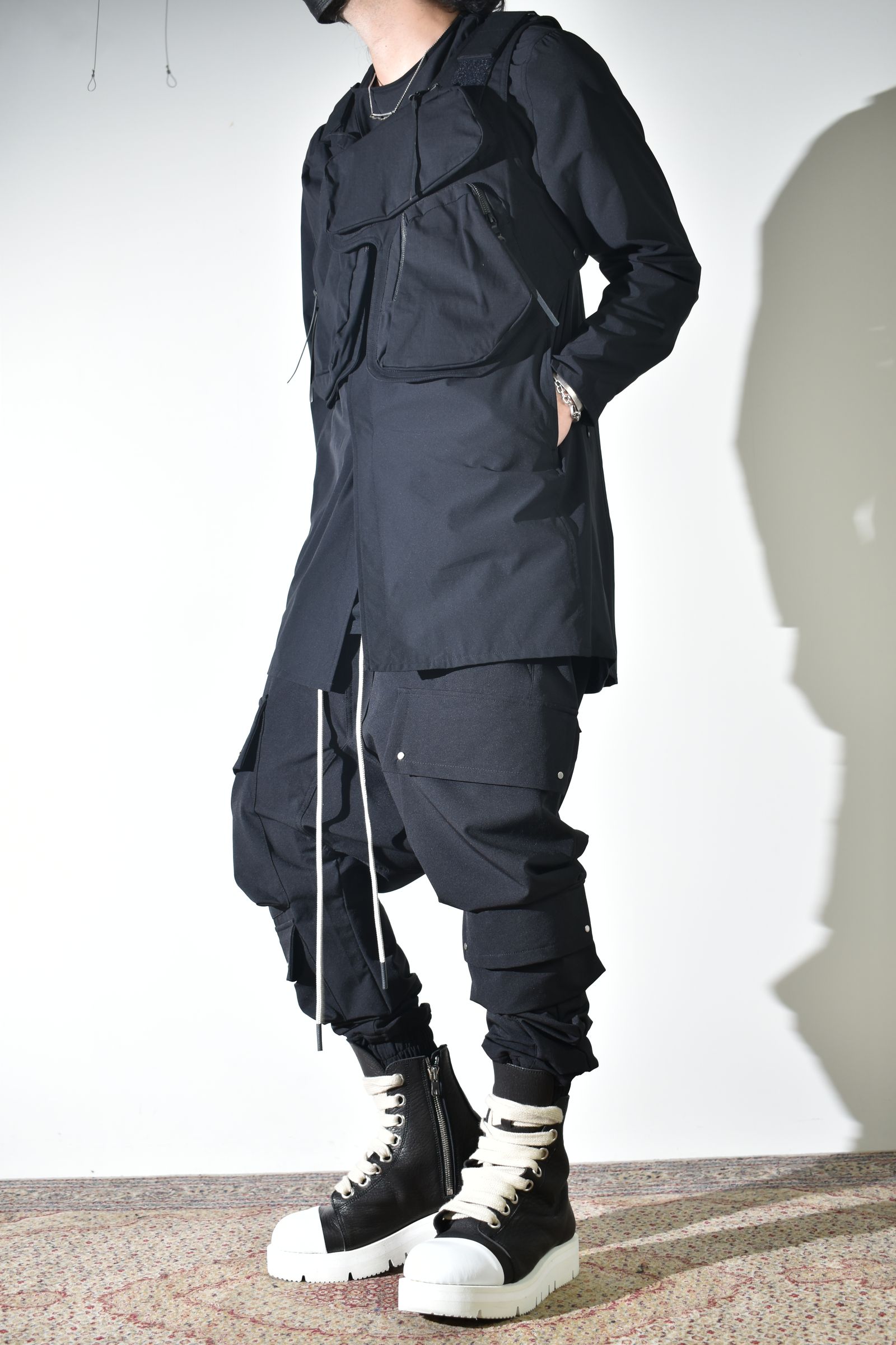 テクニカルな生地感とディテールで