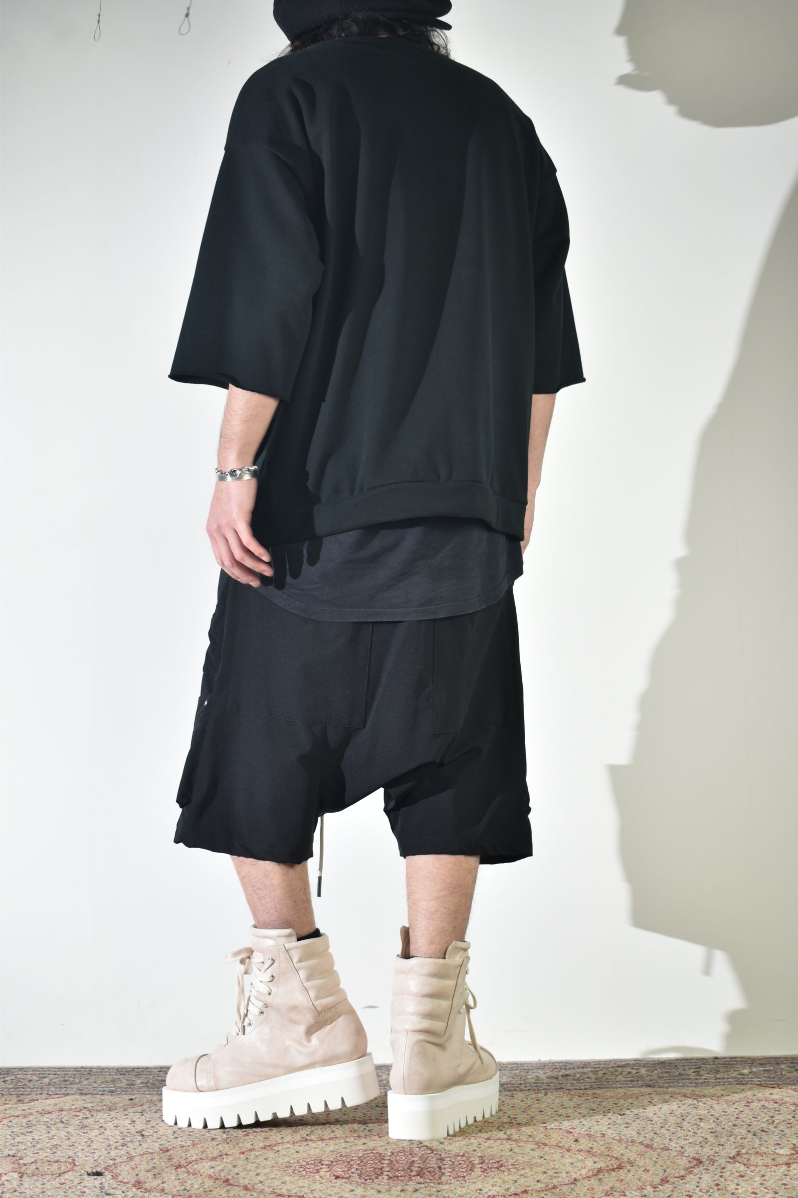 ドライタッチなスウェットで初夏意識