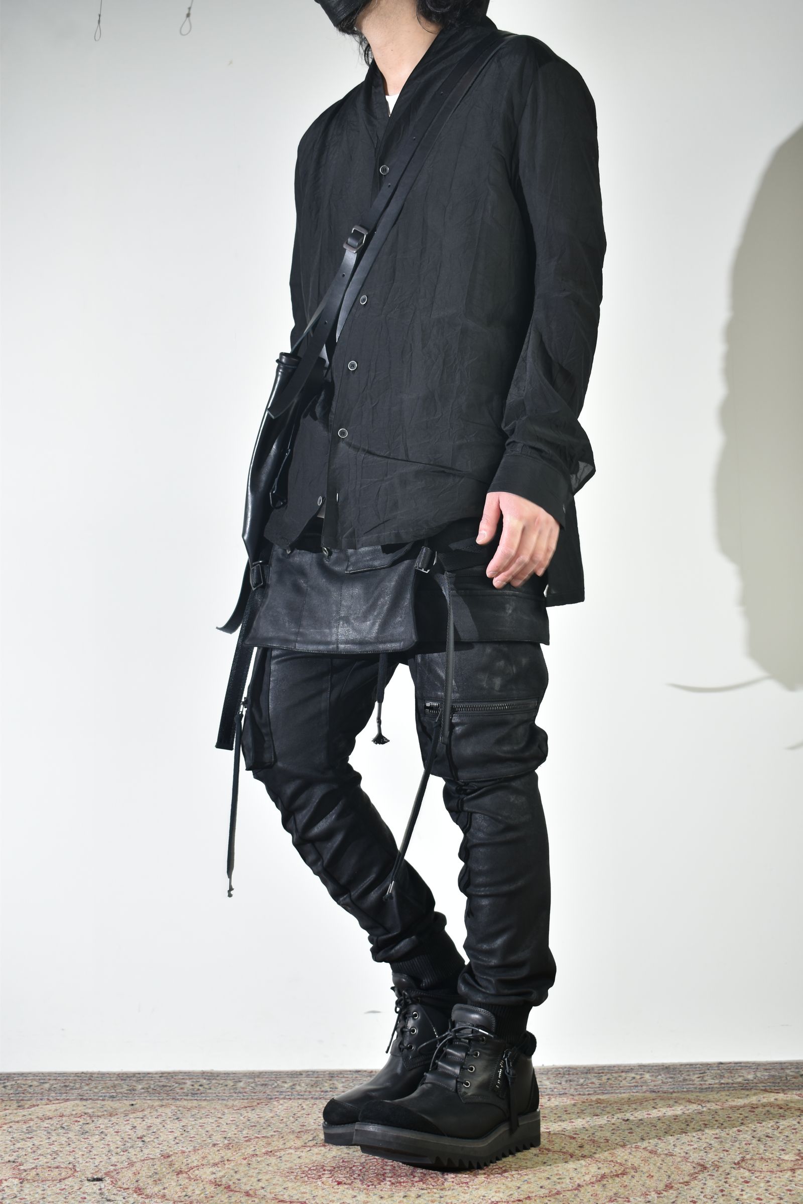 ショールカラーシャツ、インナーは白で