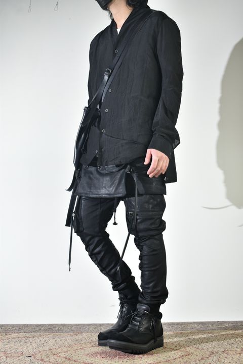 ショールカラーシャツ、インナーは白で