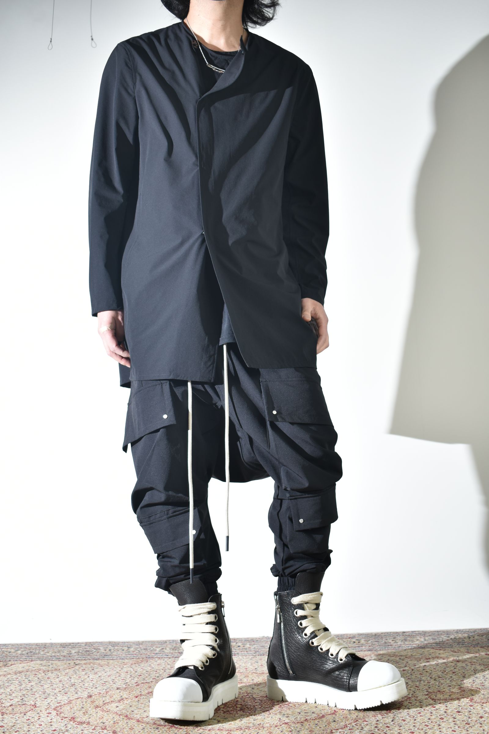 テクニカルな生地感とディテールで