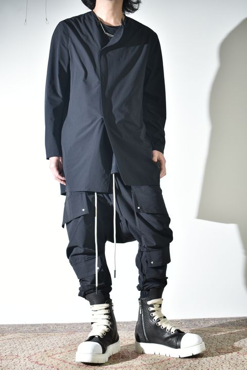 テクニカルな生地感とディテールで