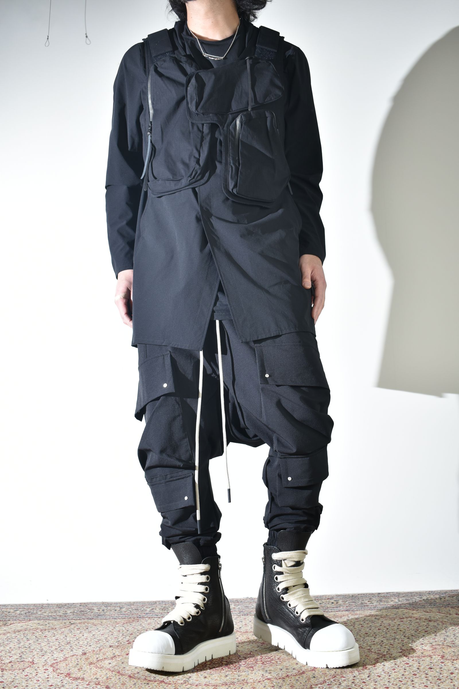 テクニカルな生地感とディテールで