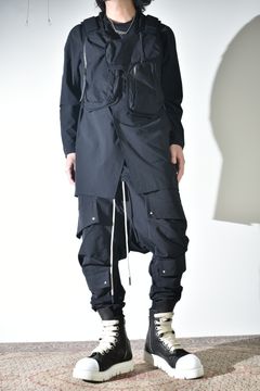 テクニカルな生地感とディテールで