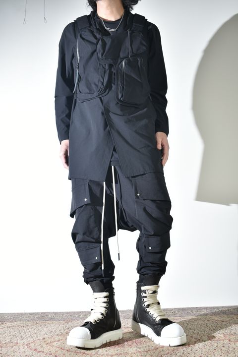 テクニカルな生地感とディテールで