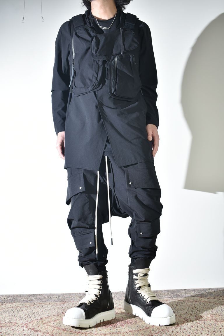 テクニカルな生地感とディテールで