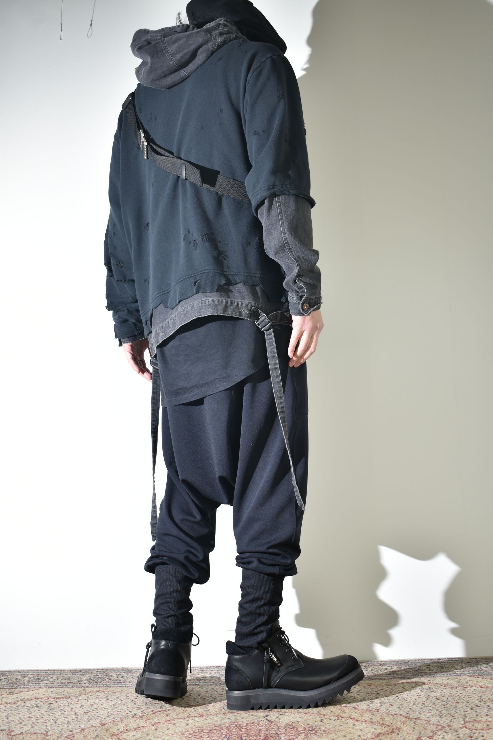 リラックス感のあるパンツでカジュアルに