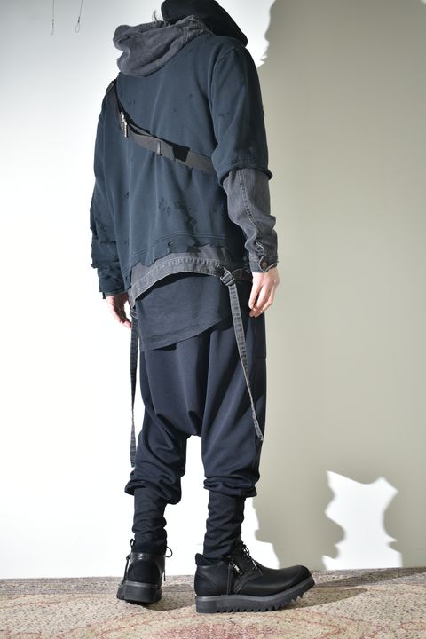 リラックス感のあるパンツでカジュアルに