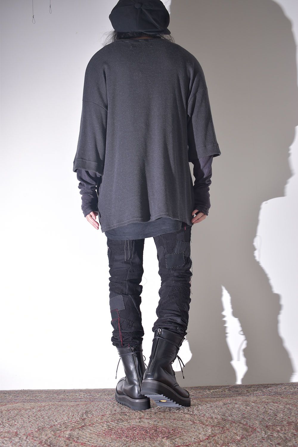 雰囲気のあるコートを羽織る