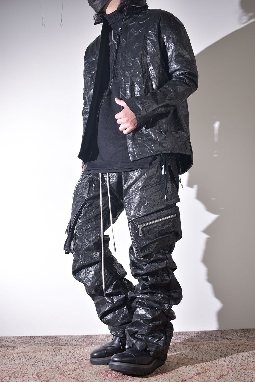 ニット × レザーの質感