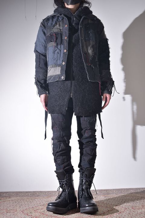 ライトアウターに保温性の高いフーディを差し込む