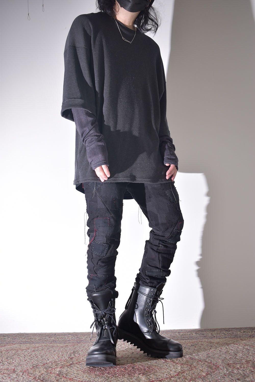 雰囲気のあるコートを羽織る