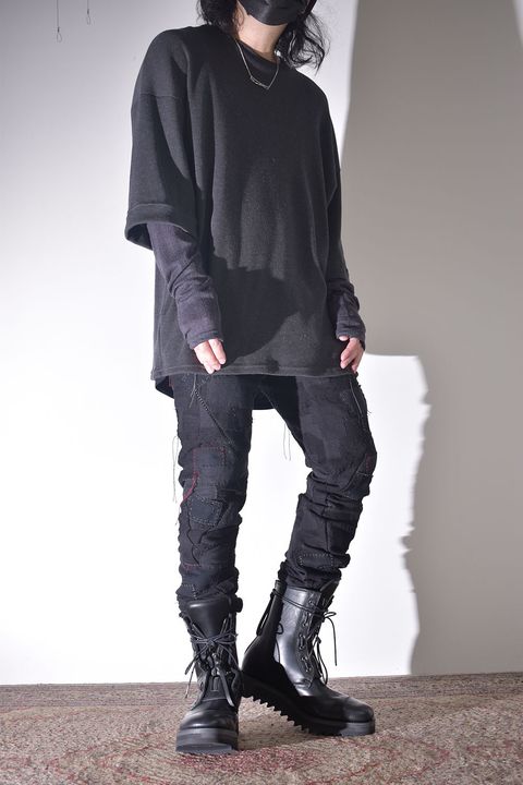 雰囲気のあるコートを羽織る