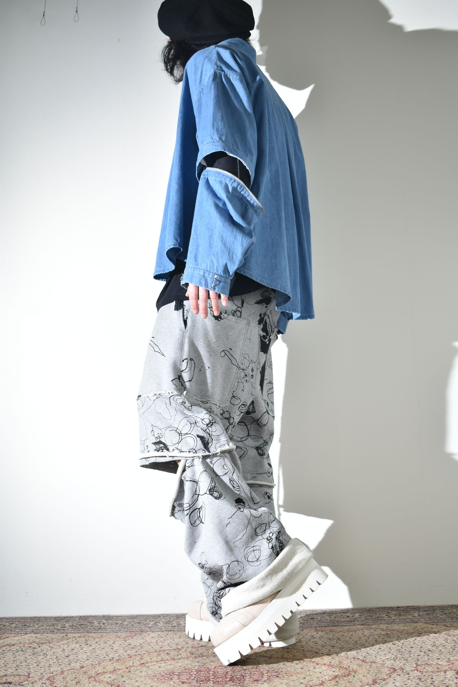 カジュアルだけじゃないデニムシャツ×スウェットパンツ