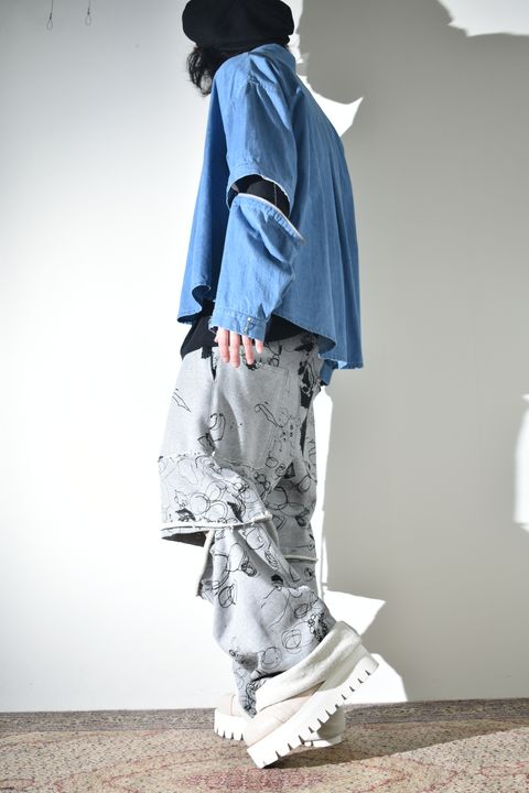 カジュアルだけじゃないデニムシャツ×スウェットパンツ