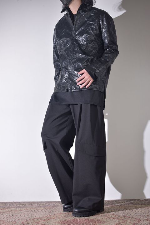バギーシルエット × シンセティックレザーシャツ