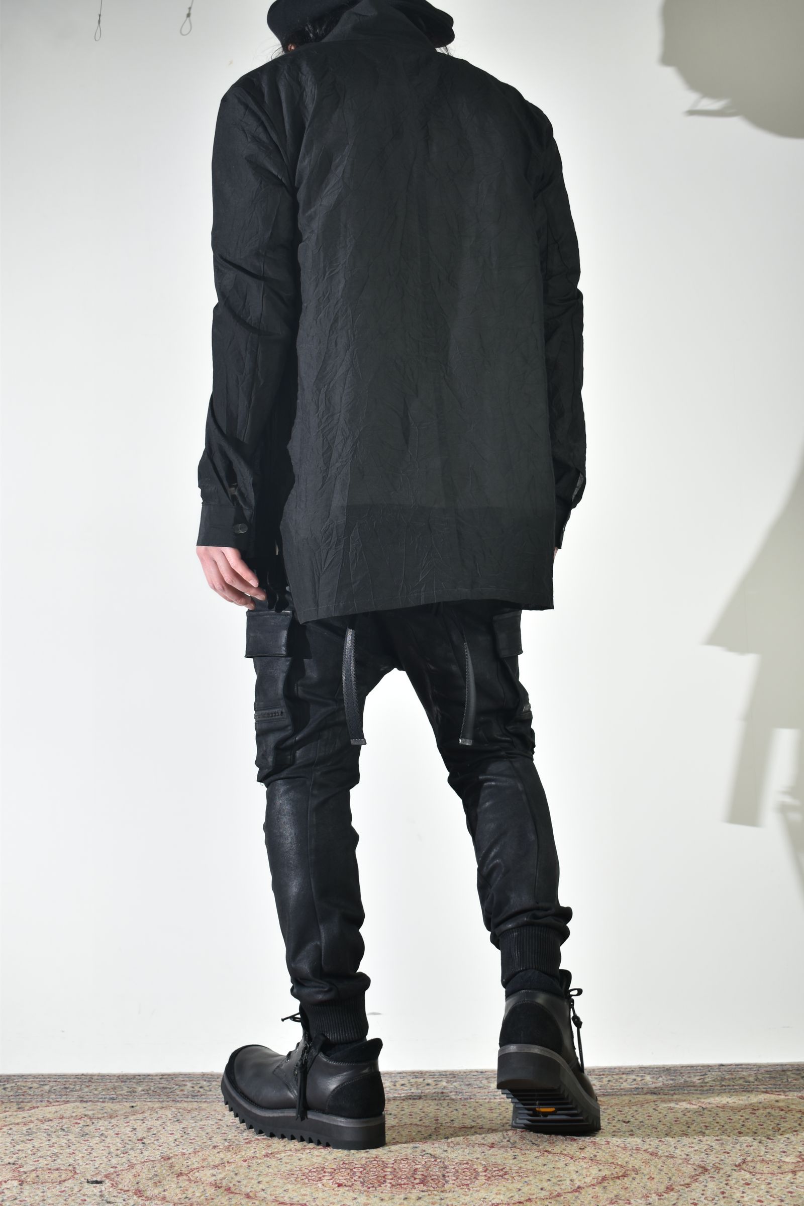 ショールカラーシャツ、インナーは白で