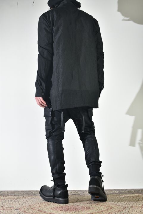 ショールカラーシャツ、インナーは白で