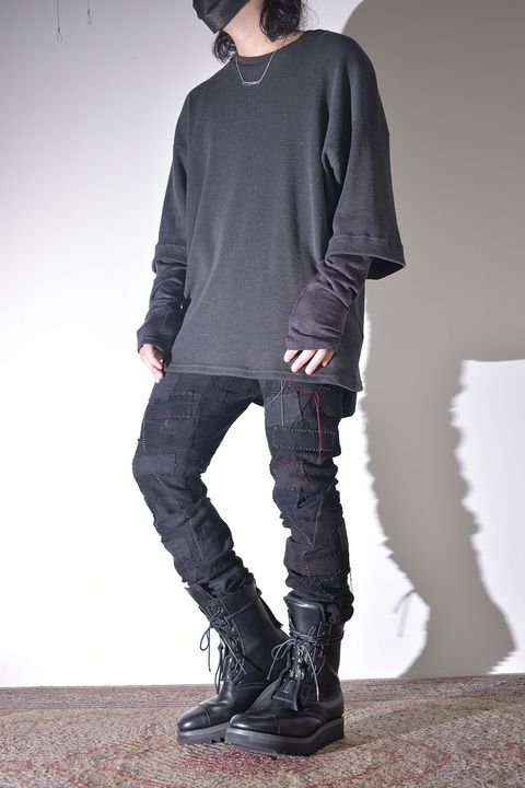 雰囲気のあるコートを羽織る