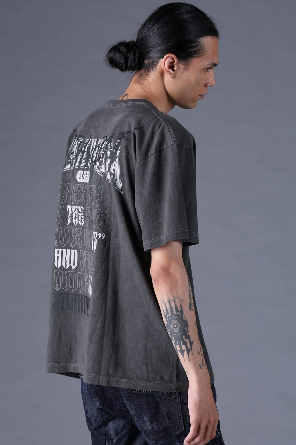 《2027SS先行予約分》Printed T-Shirt: METAL & COLLEGE LOGO "Charcoal" / プリントTee  -Metal & College Logo "チャコール"