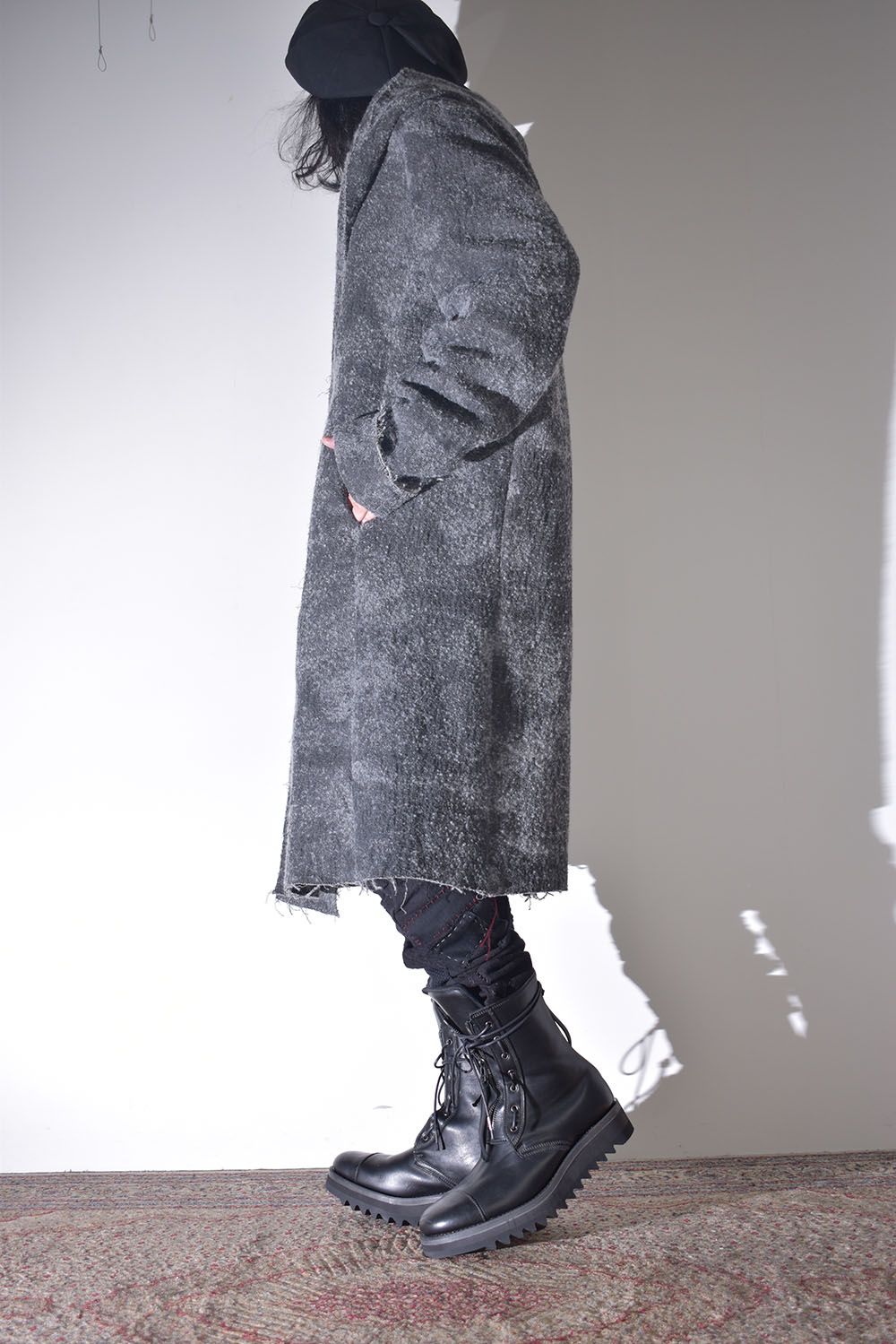 雰囲気のあるコートを羽織る