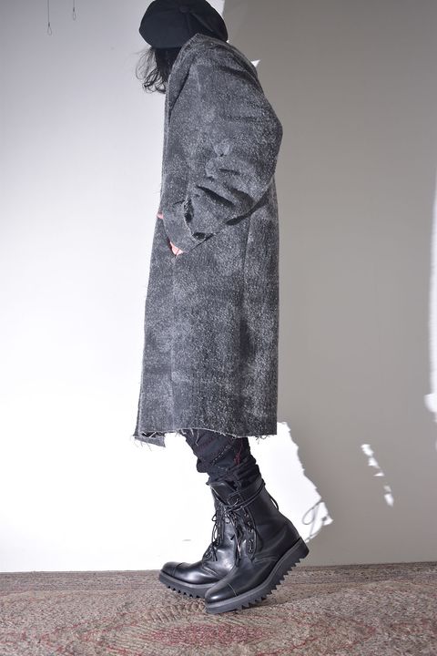 雰囲気のあるコートを羽織る