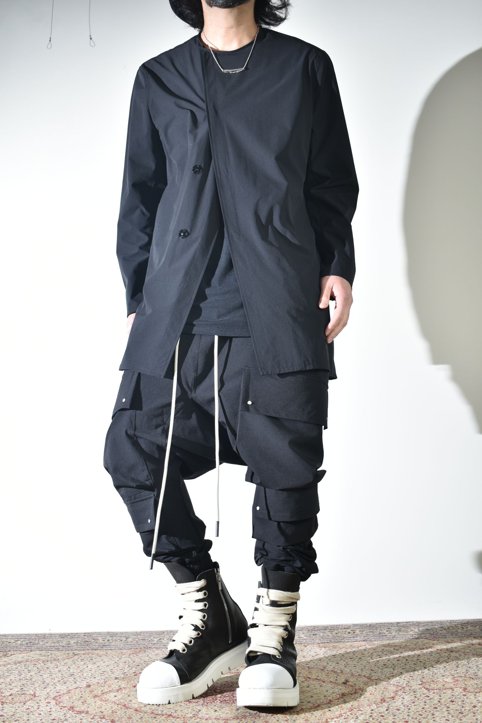 テクニカルな生地感とディテールで