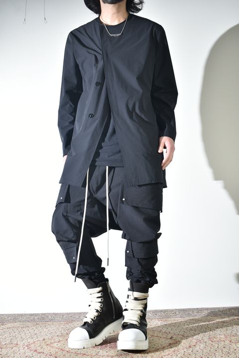 テクニカルな生地感とディテールで