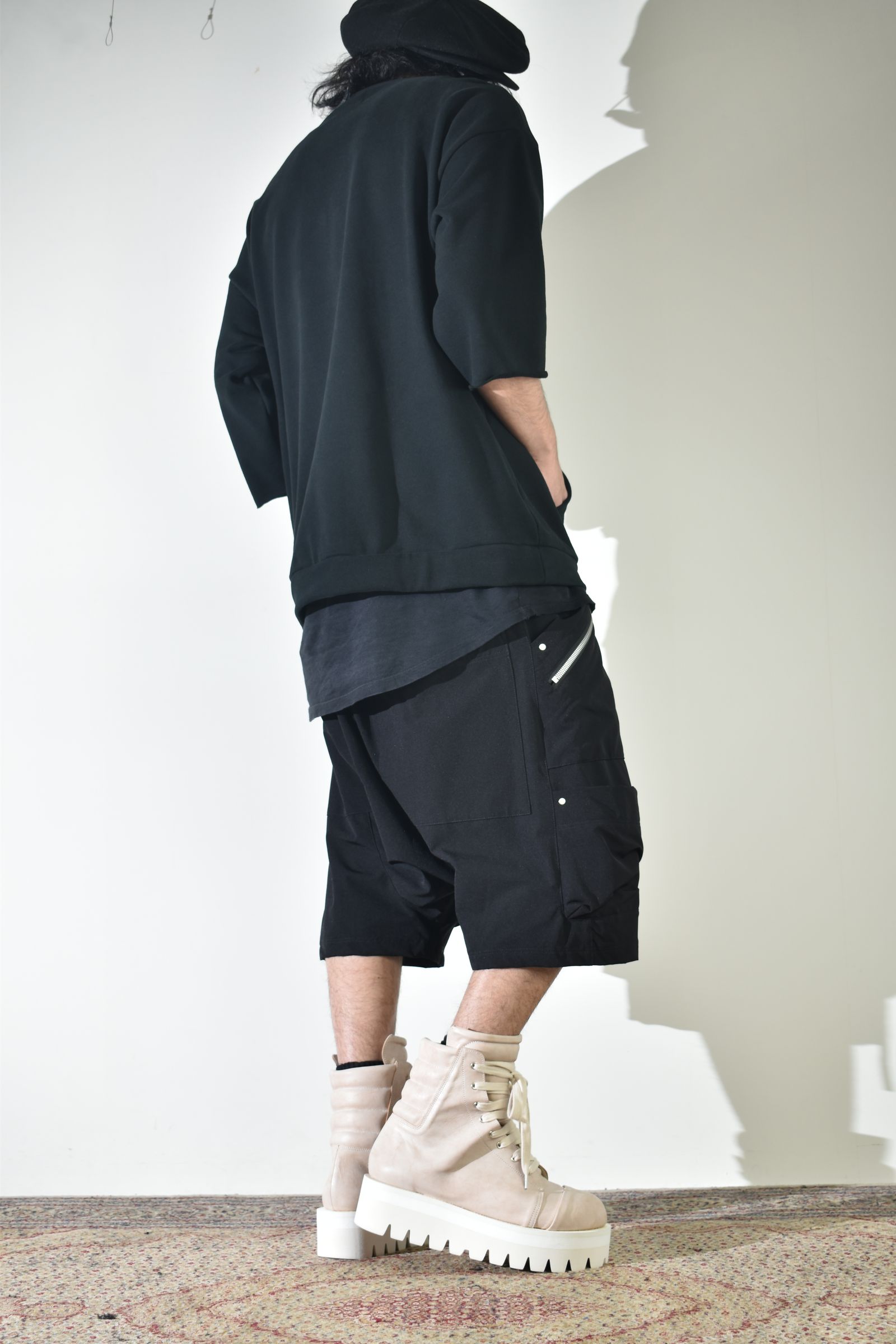 ドライタッチなスウェットで初夏意識