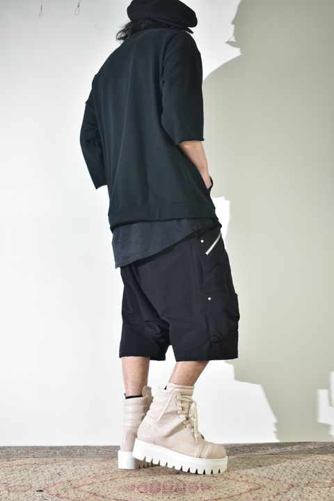 ドライタッチなスウェットで初夏意識