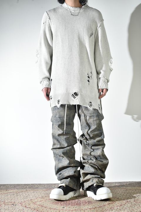 通気性も良いダメージコットンニットにベストでレイヤード